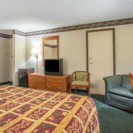 בדפורד Rodeway Inn מראה חיצוני תמונה